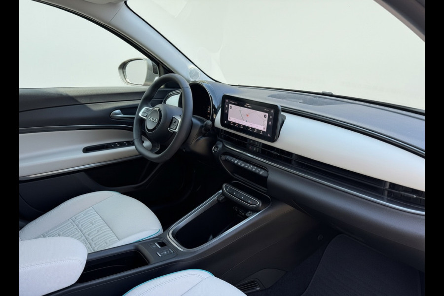 Fiat 600E La Prima 54 kWh, achteruitrijcamera,lederen interieur, stoelverwarming, 9360 km, 1 e eigenaar