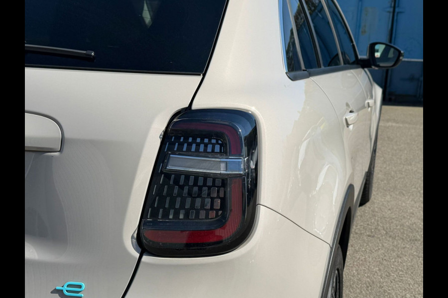 Fiat 600E La Prima 54 kWh, achteruitrijcamera,lederen interieur, stoelverwarming, 9360 km, 1 e eigenaar