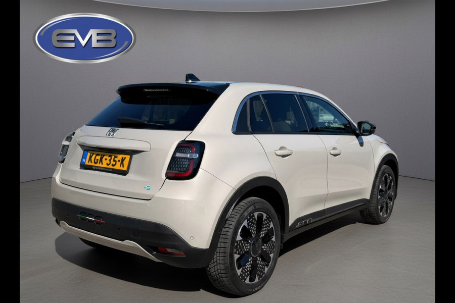 Fiat 600E La Prima 54 kWh, achteruitrijcamera,lederen interieur, stoelverwarming, 9360 km, 1 e eigenaar