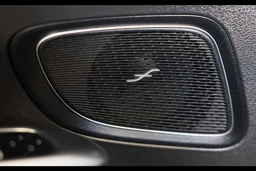 Mercedes-Benz C-Klasse 300 e AMG 63 Look / Massage / Burmester / Head Up / 360 Camera / Acc / Elek Stoelen / Open Pano / 20 Inch
