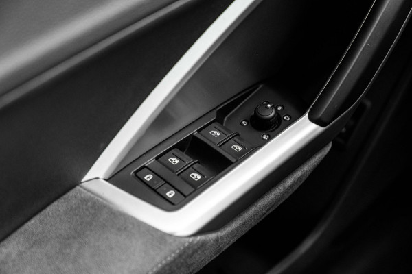 Audi Q3 35 TFSI Pro Line S 150 PK Adaptive Elek.Trekhaak Camera Half/Leer 20''