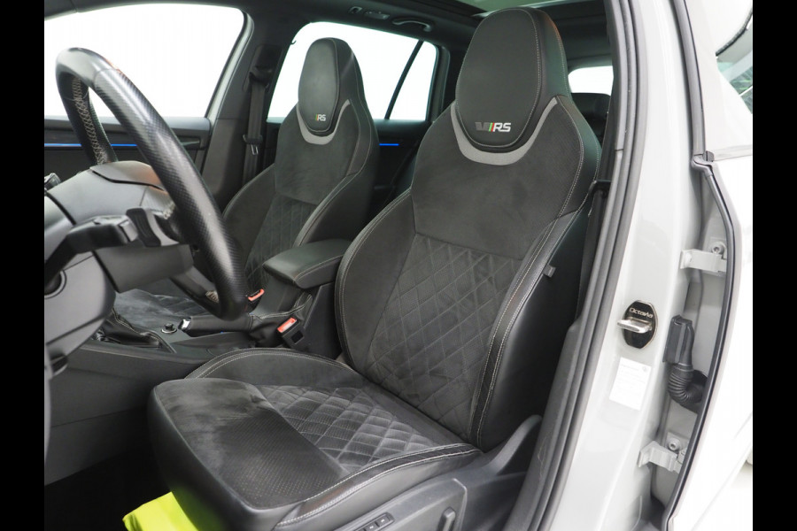 Škoda Octavia Combi 2.0 TSI RS 245PK | Panoramadak | Sportstoelen | Canton | Keyless | Carbon | Camera | Sfeerlicht | Carplay