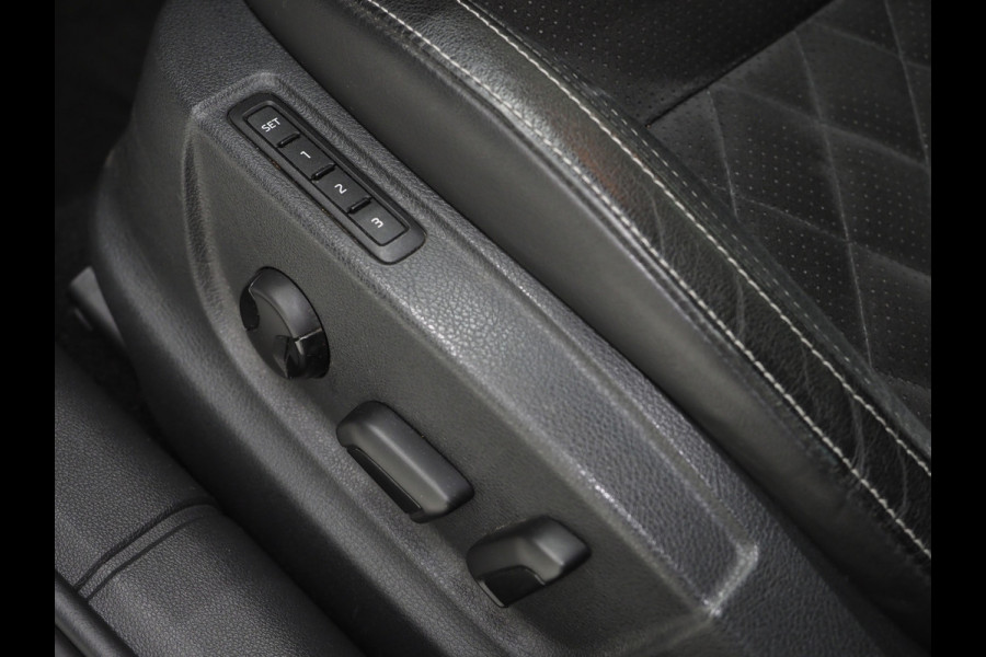 Škoda Octavia Combi 2.0 TSI RS 245PK | Panoramadak | Sportstoelen | Canton | Keyless | Carbon | Camera | Sfeerlicht | Carplay