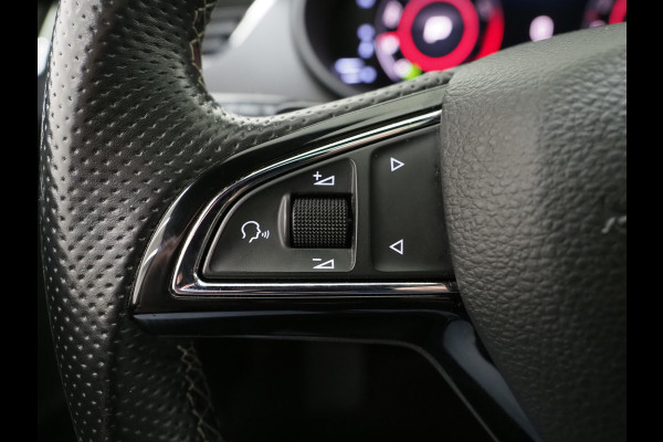 Škoda Octavia Combi 2.0 TSI RS 245PK | Panoramadak | Sportstoelen | Canton | Keyless | Carbon | Camera | Sfeerlicht | Carplay