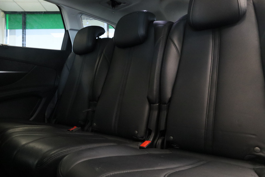 Peugeot 5008 1.6 PureTech Blue Lease Premium Cruise/Climate Trekhaak Panoramadak Carplay 7 Pers. 181PK NAP!