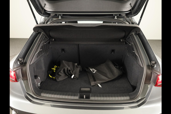 Audi A3 Sportback 40 TFSI e S edition 204pk | Adaptive cruise control | Afgevlakt stuur | Audi sound system