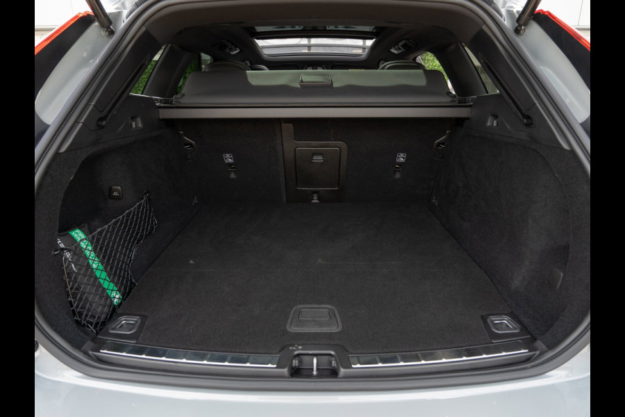 Volvo XC60 2.0 T6 Plug-in hybrid AWD Plus Dark | Pano | Surround View | H/K Sound |