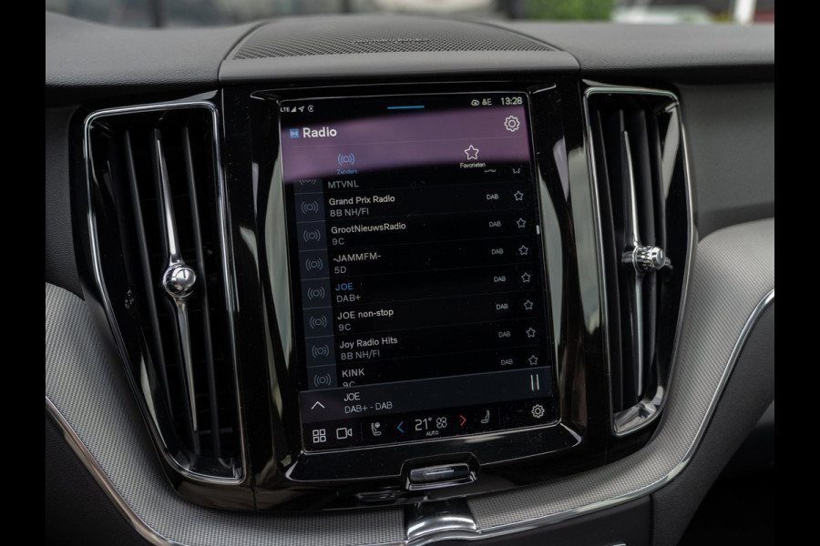 Volvo XC60 2.0 T6 Plug-in hybrid AWD Plus Dark | Pano | Surround View | H/K Sound |