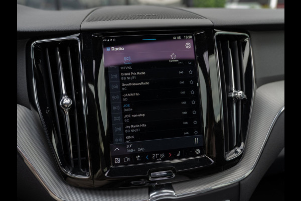 Volvo XC60 2.0 T6 Plug-in hybrid AWD Plus Dark | Pano | Surround View | H/K Sound |