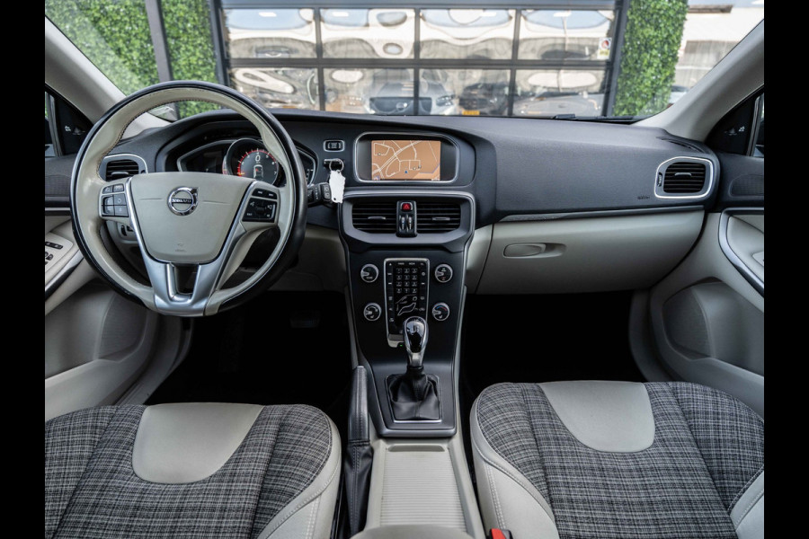 Volvo V40 Cross Country 1.5 T3 Aut. Momentum | Blis | 18" LMV | Winter Pack