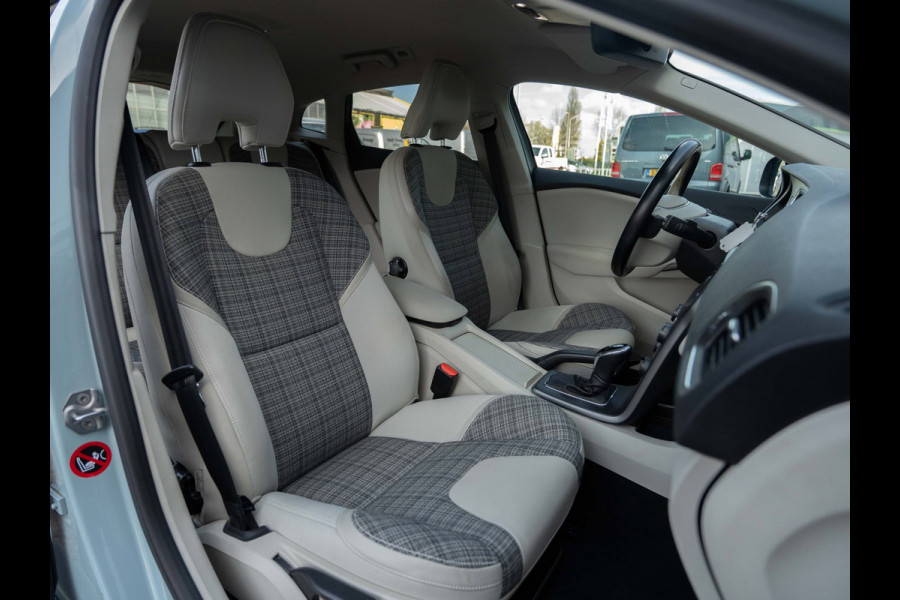 Volvo V40 Cross Country 1.5 T3 Aut. Momentum | Blis | 18" LMV | Winter Pack