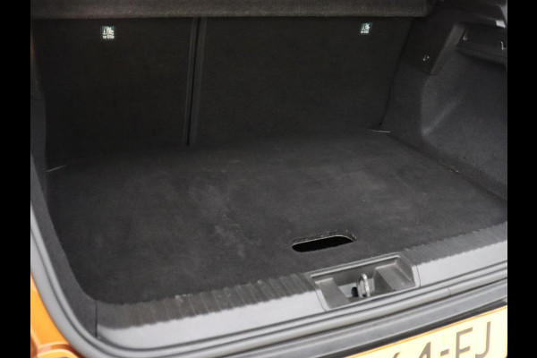 Renault Captur 1.3 TCe 140 Intens | Trekhaak | Carplay | Camera | Half leder | Full LED | Keyless | Climate control | Navigatie | Sfeerverlichting | Cruise control | Bluetooth | Parkeerhulp | Origineel NL