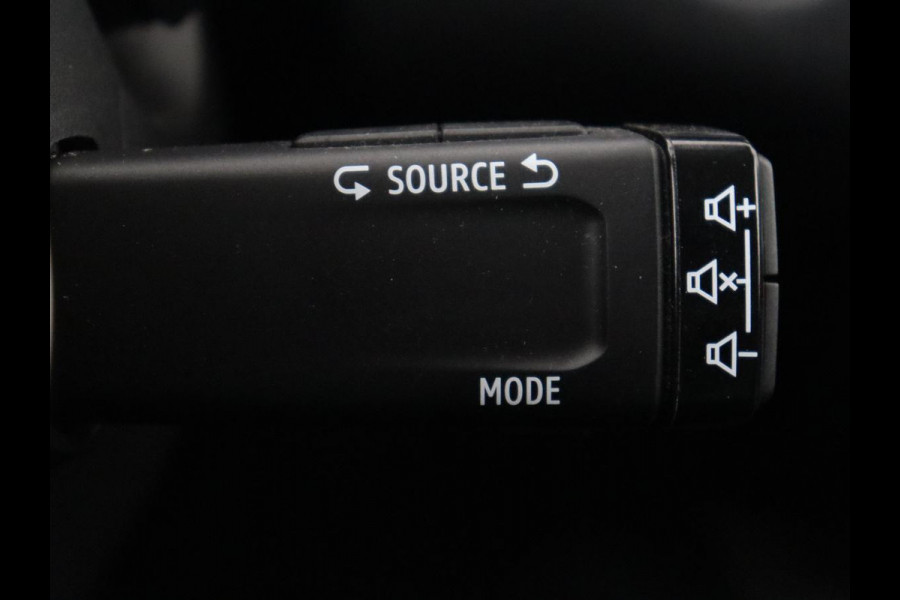 Renault Captur 1.3 TCe 140 Intens | Trekhaak | Carplay | Camera | Half leder | Full LED | Keyless | Climate control | Navigatie | Sfeerverlichting | Cruise control | Bluetooth | Parkeerhulp | Origineel NL