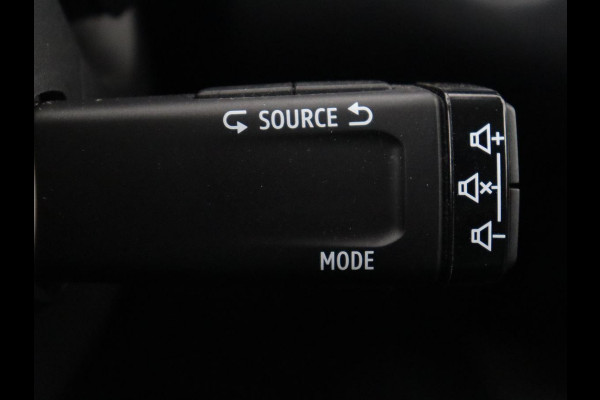 Renault Captur 1.3 TCe 140 Intens | Trekhaak | Carplay | Camera | Half leder | Full LED | Keyless | Climate control | Navigatie | Sfeerverlichting | Cruise control | Bluetooth | Parkeerhulp | Origineel NL