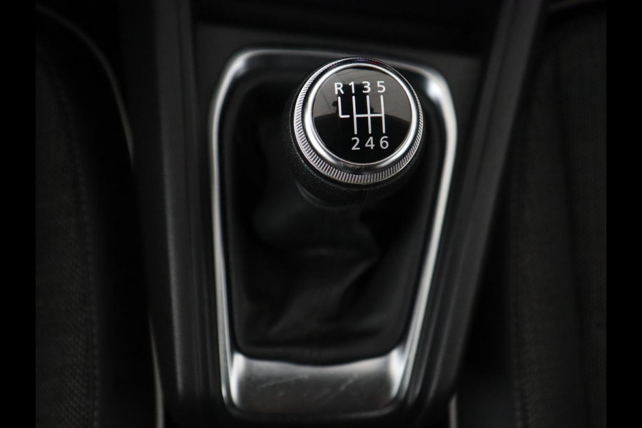 Renault Captur 1.3 TCe 140 Intens | Trekhaak | Carplay | Camera | Half leder | Full LED | Keyless | Climate control | Navigatie | Sfeerverlichting | Cruise control | Bluetooth | Parkeerhulp | Origineel NL