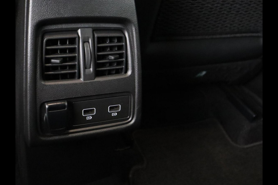 Renault Captur 1.3 TCe 140 Intens | Trekhaak | Carplay | Camera | Half leder | Full LED | Keyless | Climate control | Navigatie | Sfeerverlichting | Cruise control | Bluetooth | Parkeerhulp | Origineel NL