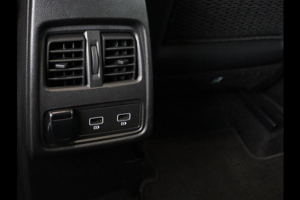 Renault Captur 1.3 TCe 140 Intens | Trekhaak | Carplay | Camera | Half leder | Full LED | Keyless | Climate control | Navigatie | Sfeerverlichting | Cruise control | Bluetooth | Parkeerhulp | Origineel NL