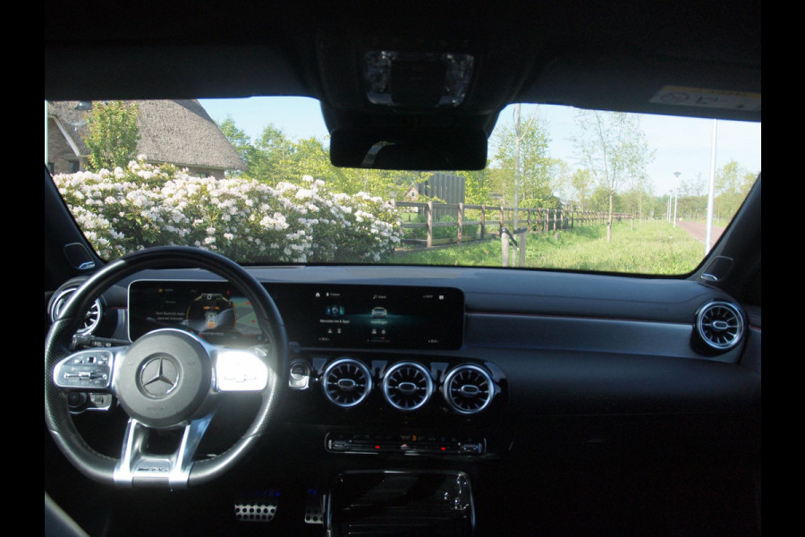 Mercedes-Benz A-Klasse AMG 35 4MATIC Edition 1 | Head-Up Display | Burmester | Camera | Sfeerverlichting | Schaalstoelen |