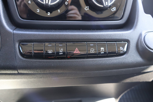 Peugeot Boxer 2.2 BlueHDi 180pk L4 H2 Automaat Airco Navigatie Camera