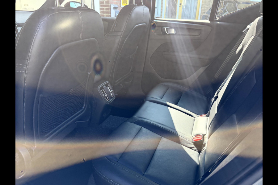 Volvo XC40 Recharge P8 AWD R-Design SOH 92.3%, Leer, Camera, Trekhaak