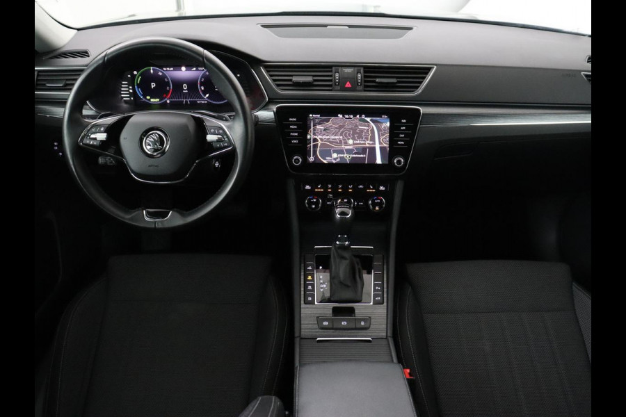Škoda Superb 1.4 TSI iV Business Edition Plus | SOH 90,1% | Trekhaak | Stoelverwarming | Adaptive cruise | Carplay | Camera | Achterbankverwarming | Navigatie | Keyless | Side Assist | Full LED | PHEV | Plug In
