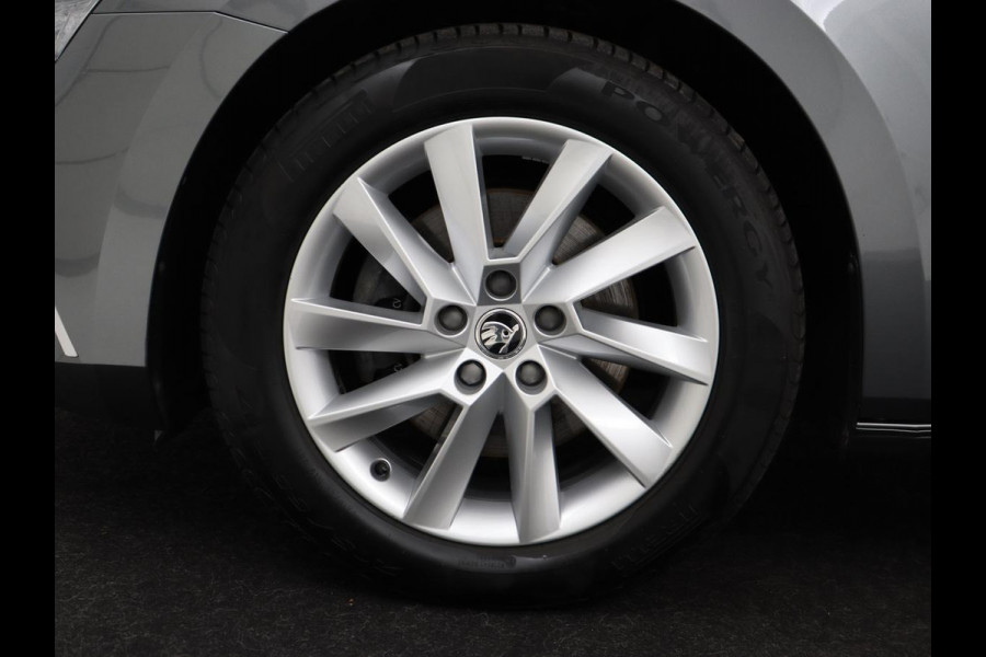 Škoda Superb 1.4 TSI iV Business Edition Plus | SOH 90,1% | Trekhaak | Stoelverwarming | Adaptive cruise | Carplay | Camera | Achterbankverwarming | Navigatie | Keyless | Side Assist | Full LED | PHEV | Plug In