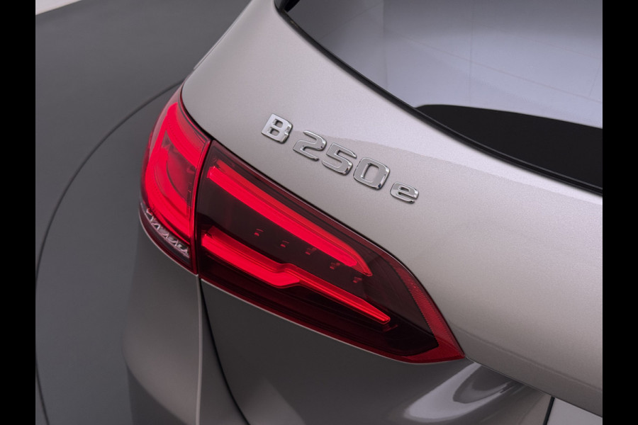 Mercedes-Benz B-Klasse 250e AMG // SoH 92,3% // Trekhaak // Carplay // Camera // Sfeerverlichting // Nightpakket // LED koplampen