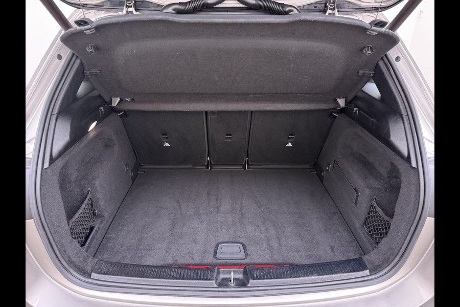 Mercedes-Benz B-Klasse 250e AMG // SoH 92,3% // Trekhaak // Carplay // Camera // Sfeerverlichting // Nightpakket // LED koplampen