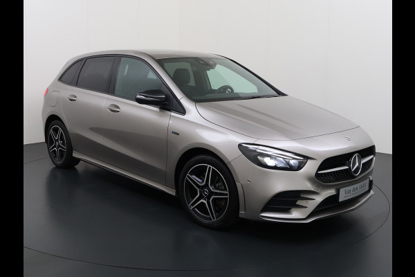 Mercedes-Benz B-Klasse 250e AMG // SoH 92,3% // Trekhaak // Carplay // Camera // Sfeerverlichting // Nightpakket // LED koplampen