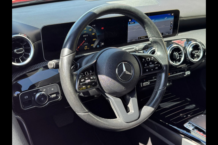 Mercedes-Benz A-Klasse 180 Design Plus- AUTOMAAT - Navigatie I Leer I Digital Dashboard I Sport interieur I Dealer onderhouden