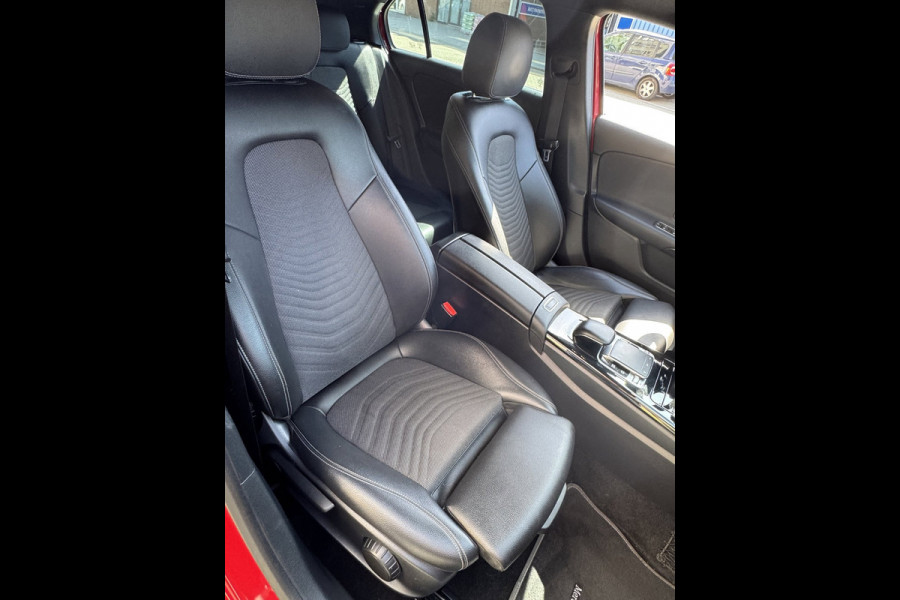 Mercedes-Benz A-Klasse 180 Design Plus- AUTOMAAT - Navigatie I Leer I Digital Dashboard I Sport interieur I Dealer onderhouden