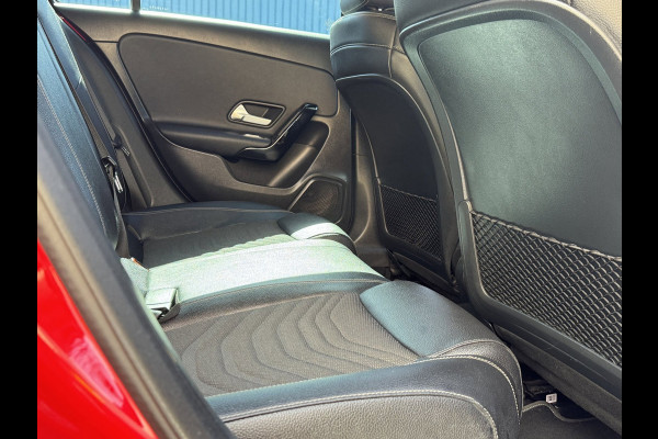 Mercedes-Benz A-Klasse 180 Design Plus- AUTOMAAT - Navigatie I Leer I Digital Dashboard I Sport interieur I Dealer onderhouden