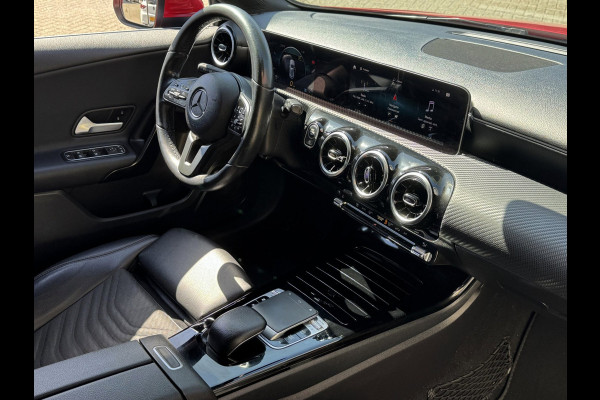Mercedes-Benz A-Klasse 180 Design Plus- AUTOMAAT - Navigatie I Leer I Digital Dashboard I Sport interieur I Dealer onderhouden
