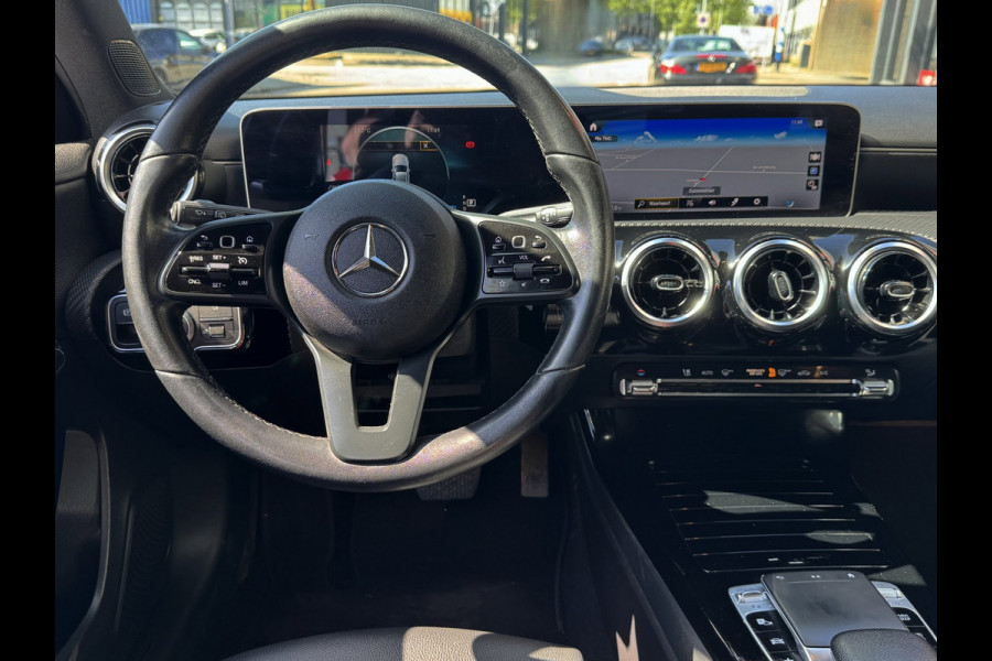 Mercedes-Benz A-Klasse 180 Design Plus- AUTOMAAT - Navigatie I Leer I Digital Dashboard I Sport interieur I Dealer onderhouden