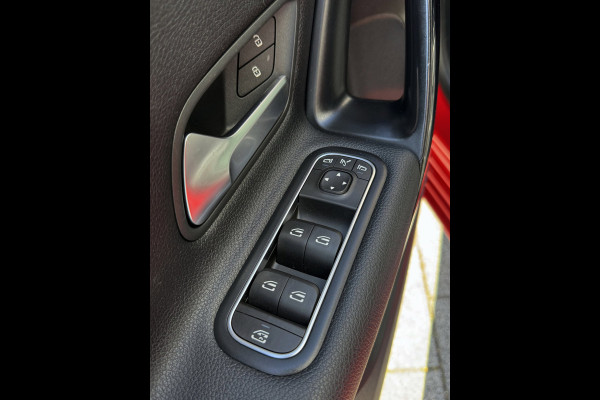 Mercedes-Benz A-Klasse 180 Design Plus- AUTOMAAT - Navigatie I Leer I Digital Dashboard I Sport interieur I Dealer onderhouden