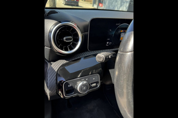 Mercedes-Benz A-Klasse 180 Design Plus- AUTOMAAT - Navigatie I Leer I Digital Dashboard I Sport interieur I Dealer onderhouden