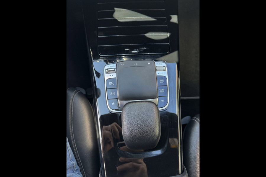 Mercedes-Benz A-Klasse 180 Design Plus- AUTOMAAT - Navigatie I Leer I Digital Dashboard I Sport interieur I Dealer onderhouden