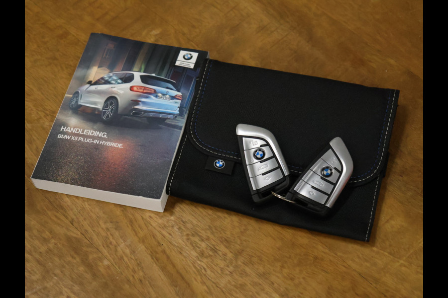 BMW X5 xDrive45e High Executive [SCHUIFKANTELDAK, APPLE CARPLAY, HEAD-UP, LUCHTVERING, MEMORY SEATS, 360 CAMERA, STOELVERWARMING, DRAADLOOS LADEN, VERWARMDE/GEKOELDE BEKERHOUDERS, ADAPTIVE CRUISE, NIEUWSTAAT]
