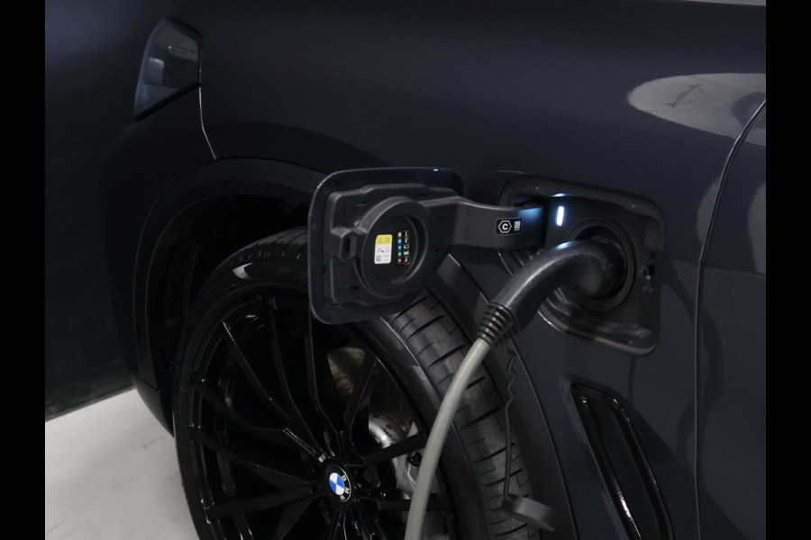 BMW X5 xDrive45e High Executive [SCHUIFKANTELDAK, APPLE CARPLAY, HEAD-UP, LUCHTVERING, MEMORY SEATS, 360 CAMERA, STOELVERWARMING, DRAADLOOS LADEN, VERWARMDE/GEKOELDE BEKERHOUDERS, ADAPTIVE CRUISE, NIEUWSTAAT]