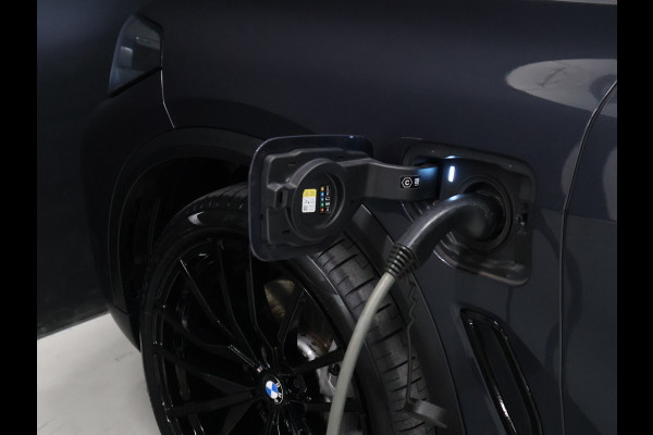 BMW X5 xDrive45e High Executive [SCHUIFKANTELDAK, APPLE CARPLAY, HEAD-UP, LUCHTVERING, MEMORY SEATS, 360 CAMERA, STOELVERWARMING, DRAADLOOS LADEN, VERWARMDE/GEKOELDE BEKERHOUDERS, ADAPTIVE CRUISE, NIEUWSTAAT]