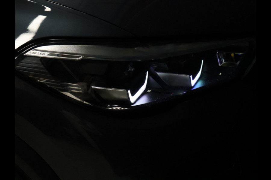 BMW X5 xDrive45e High Executive [SCHUIFKANTELDAK, APPLE CARPLAY, HEAD-UP, LUCHTVERING, MEMORY SEATS, 360 CAMERA, STOELVERWARMING, DRAADLOOS LADEN, VERWARMDE/GEKOELDE BEKERHOUDERS, ADAPTIVE CRUISE, NIEUWSTAAT]