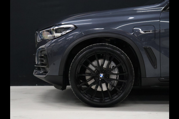 BMW X5 xDrive45e High Executive [SCHUIFKANTELDAK, APPLE CARPLAY, HEAD-UP, LUCHTVERING, MEMORY SEATS, 360 CAMERA, STOELVERWARMING, DRAADLOOS LADEN, VERWARMDE/GEKOELDE BEKERHOUDERS, ADAPTIVE CRUISE, NIEUWSTAAT]