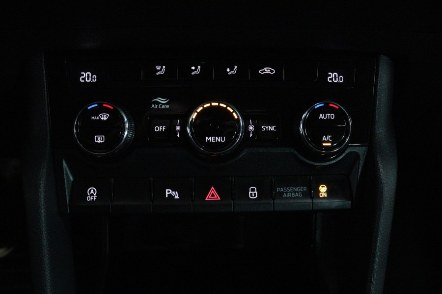 Škoda Karoq 1.5 TSI ACT Style (TREKHAAK, CAMERA, NAVIGATIE CARPLAY, CRUISE CONTROL, PARKEERSENSOREN)