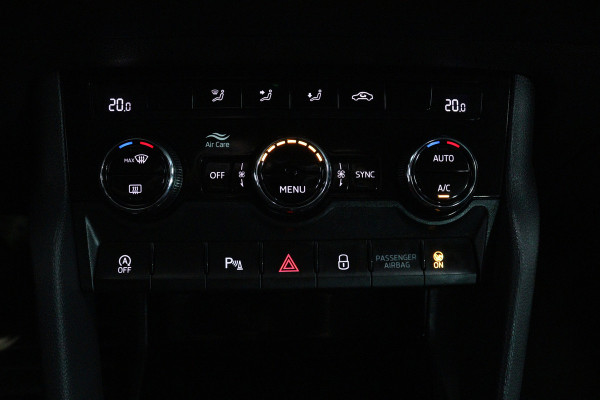 Škoda Karoq 1.5 TSI ACT Style (TREKHAAK, CAMERA, NAVIGATIE CARPLAY, CRUISE CONTROL, PARKEERSENSOREN)