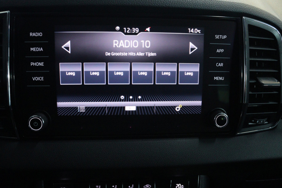 Škoda Karoq 1.5 TSI ACT Style (TREKHAAK, CAMERA, NAVIGATIE CARPLAY, CRUISE CONTROL, PARKEERSENSOREN)
