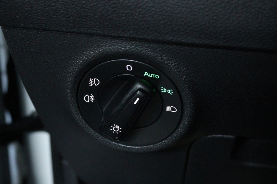 Škoda Karoq 1.5 TSI ACT Style (TREKHAAK, CAMERA, NAVIGATIE CARPLAY, CRUISE CONTROL, PARKEERSENSOREN)