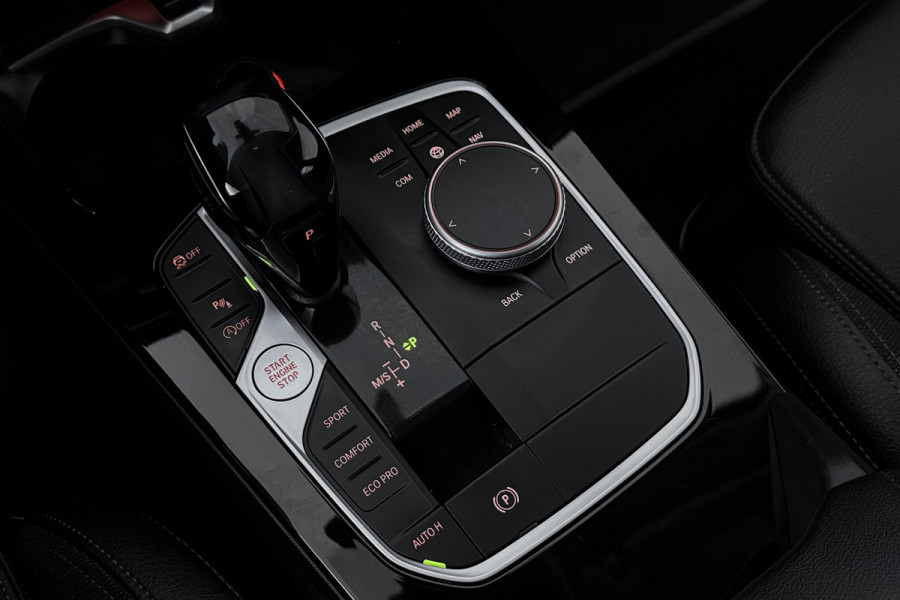 BMW 1-serie 118i Executive Edition (SFEERVERLICHTING, NAVIGATIE, CRUISE CONTROL, PARKEERSENSOREN, DEALER ONDERHOUDEN)