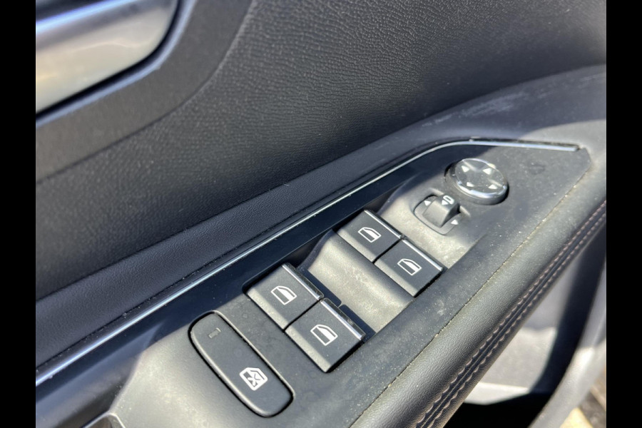 Peugeot 3008 1.6 HYbrid 225 GT Pack Business BLACK PACK | BOMVOL!! | ELKT. ACHTERKLEP | STOELVERWARMING | APPLECARPLAY | RIJKLAAR MET 12 MND BOVAG GARANTIE | ACHTERUITRIJ CAMERA | ADAP. CRUISE | DODE HOEK |