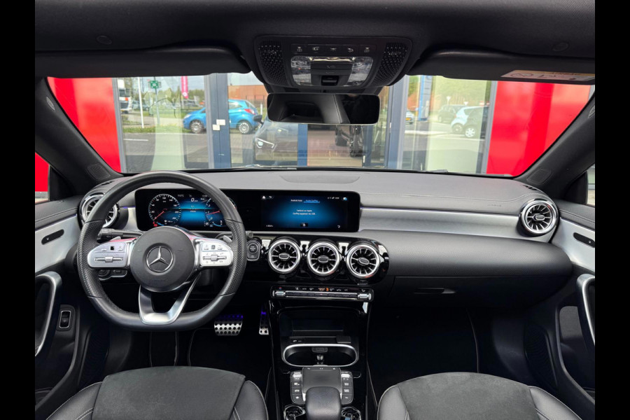Mercedes-Benz CLA-Klasse 200 AMG Edition | Panorama | Night Pakket | Camera | Ambient verlichting | BTW