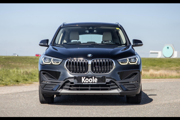 BMW X1 xDrive25e Executive BEIGE LEER / CAMERA / CARPLAY / HEAD UP DISPLAY / LED / CRUISE CONTROLE / STOELVERWARMING